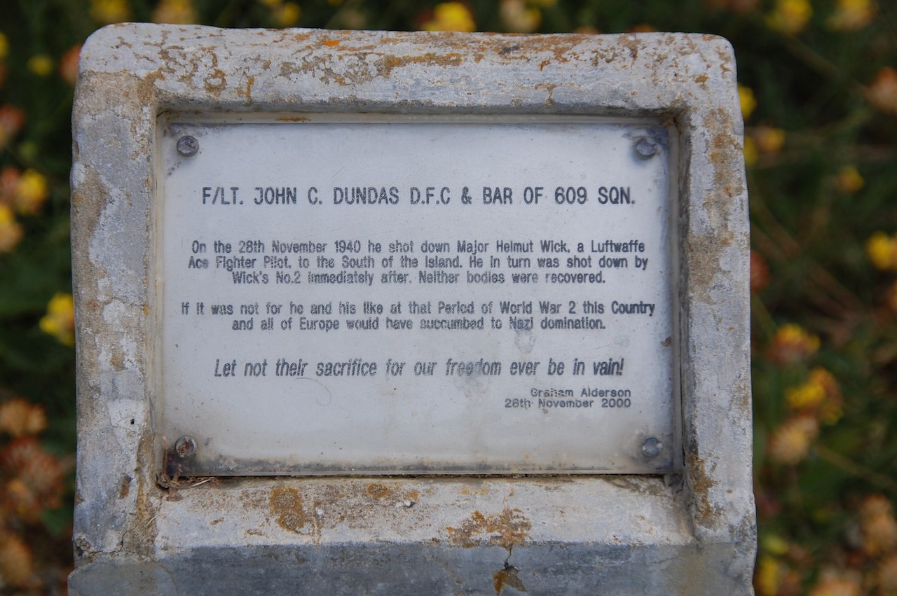 2880px-Memorial_to_John_Charles_Dundas,_at_Freshwater_Bay,_Isle_of_Wight.jpg