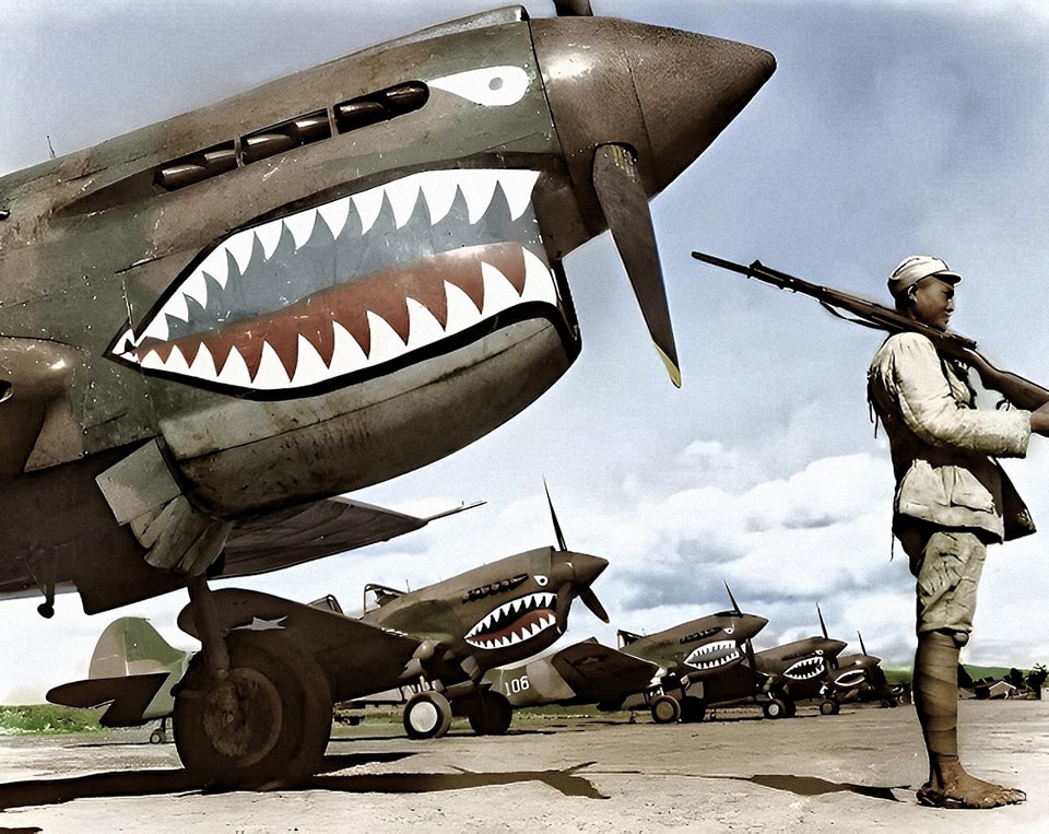 A Chinese Nationalist soldier guards a row of Curtiss P-40.jpg