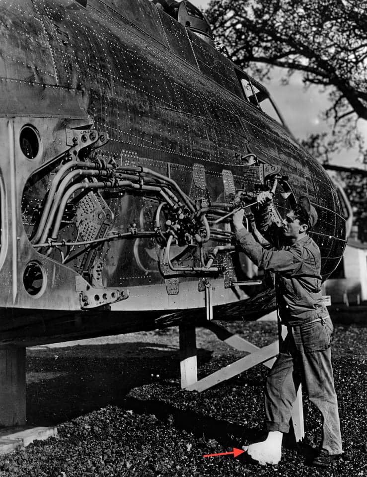 B-17 wing root area - nicely revealing the myriad of plumbing and wiring hidden in that area.jpeg