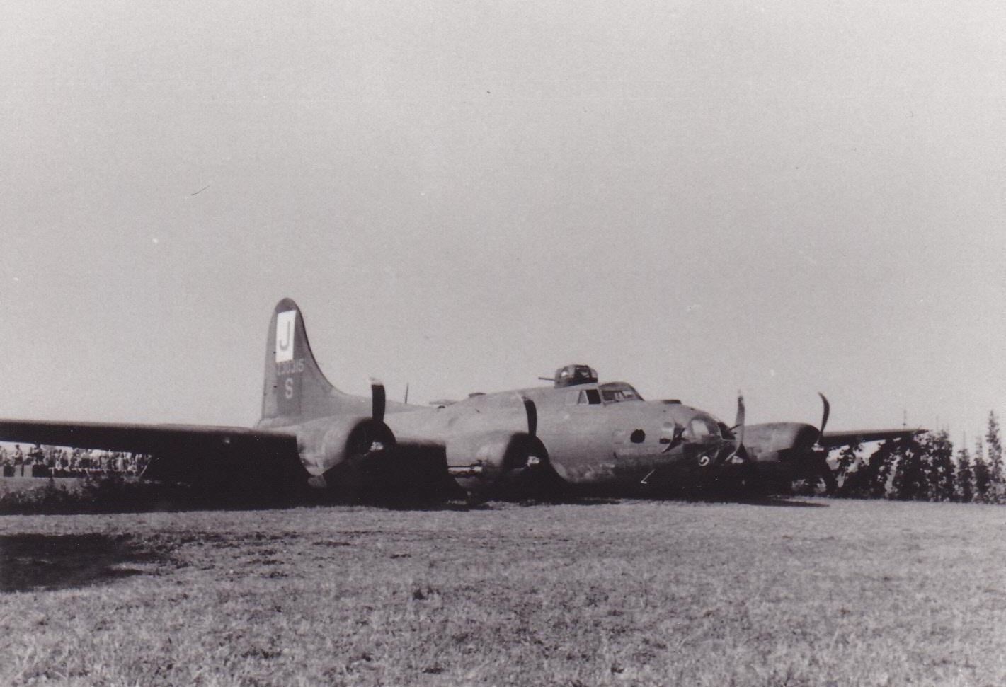 B-17F ‘Battle Queen - Peg of my Heart’ had to make an emergency landing in Utzenstorf, Switzer...jpg