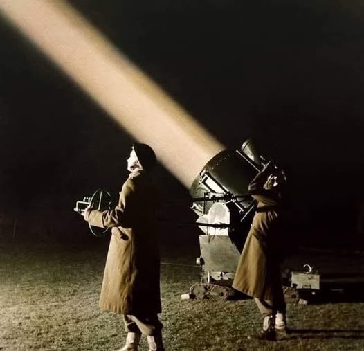 Blitz of London, 1940. Searchlight unit operating a 90cm projector..jpg