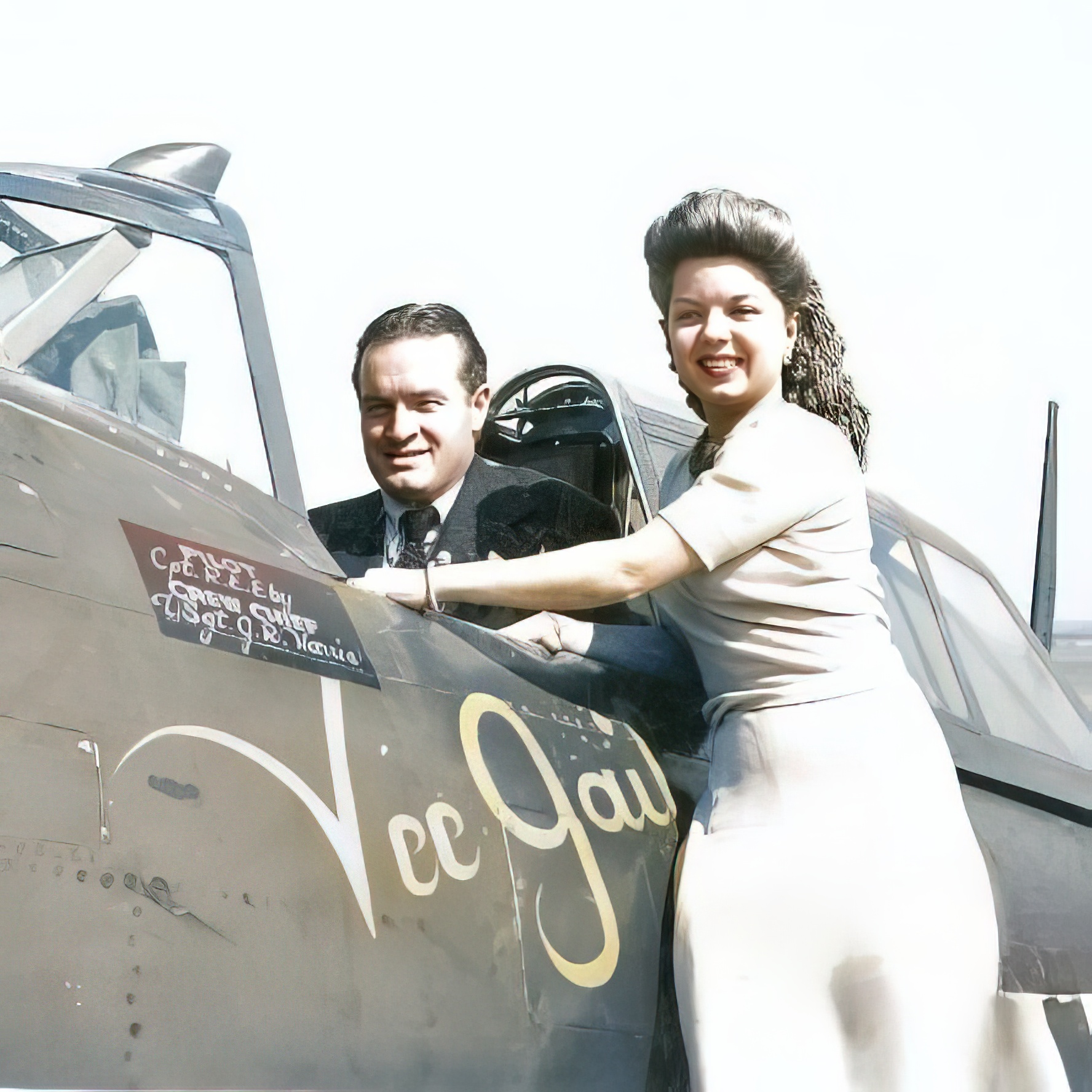 Bob Hope and Frances Langford at Duxford, with P47D vee gaile.jpg