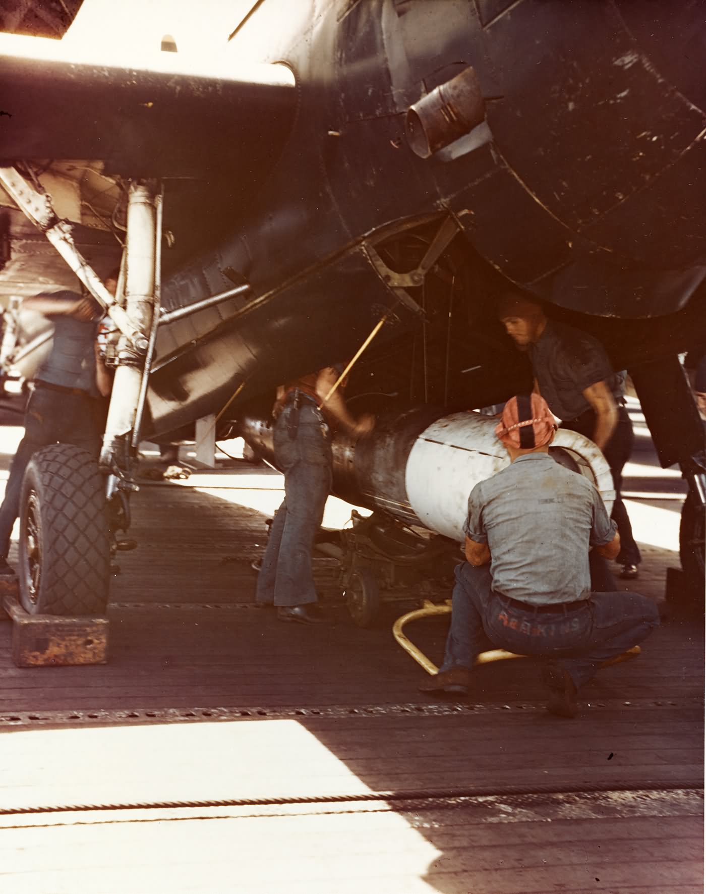 crewmen_load_a_Mark_XIII_torpedo_on_a_TBM_USS_Bennington.jpg