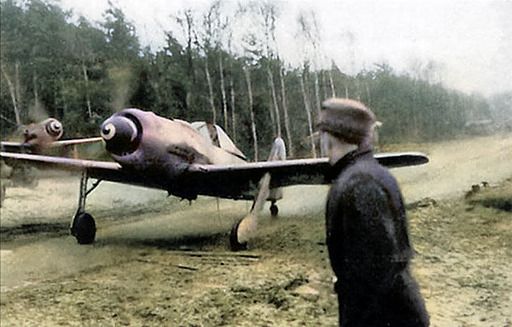 fockewulf 190 ready to taxiing.jpg