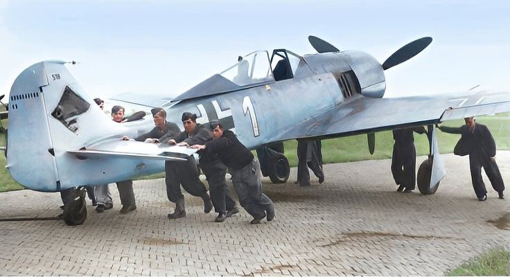 FW190A-3 IV.10.JG 1 White(1+Dot) (DF+GR) WNr.130518 Ground Crew Moving Aircraft of 10th Staffe...jpg