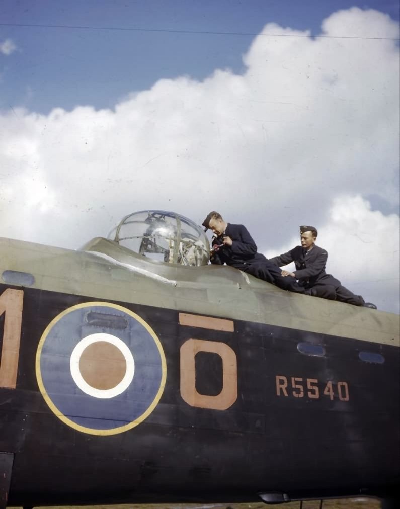 Lancaster_bomber_R5540_at_Waddington~2.jpg