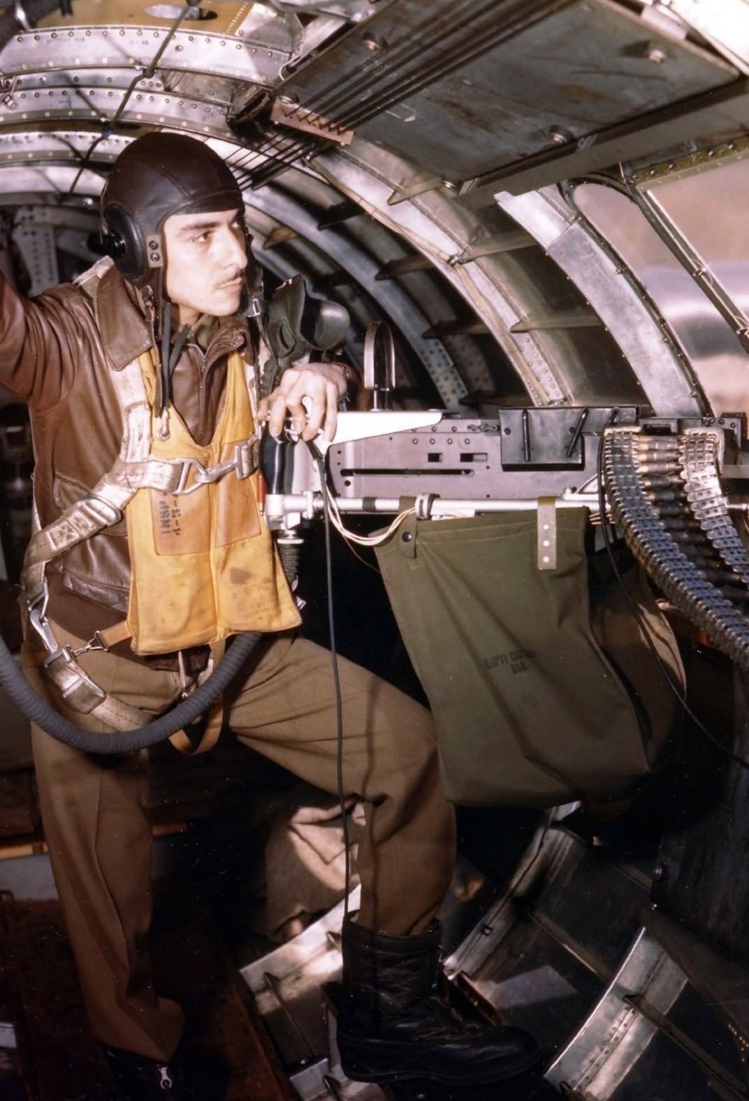 Latino-American_B-17G_Waist_Gunner_8th_AF_44~2.jpg