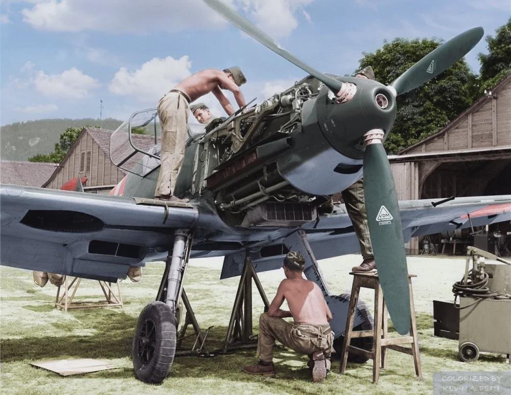 Messerschmitt Bf 109E-3 of the Swiss Air Force in Thun, 1940.jpg