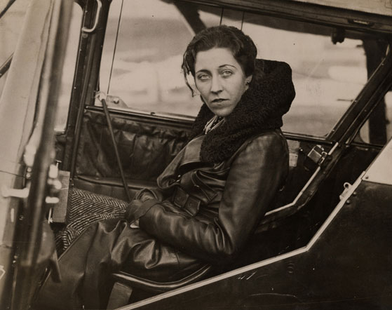 naest-92-07-02-19-amy-johnson-in-her-puss-moth-plane-1932.jpg