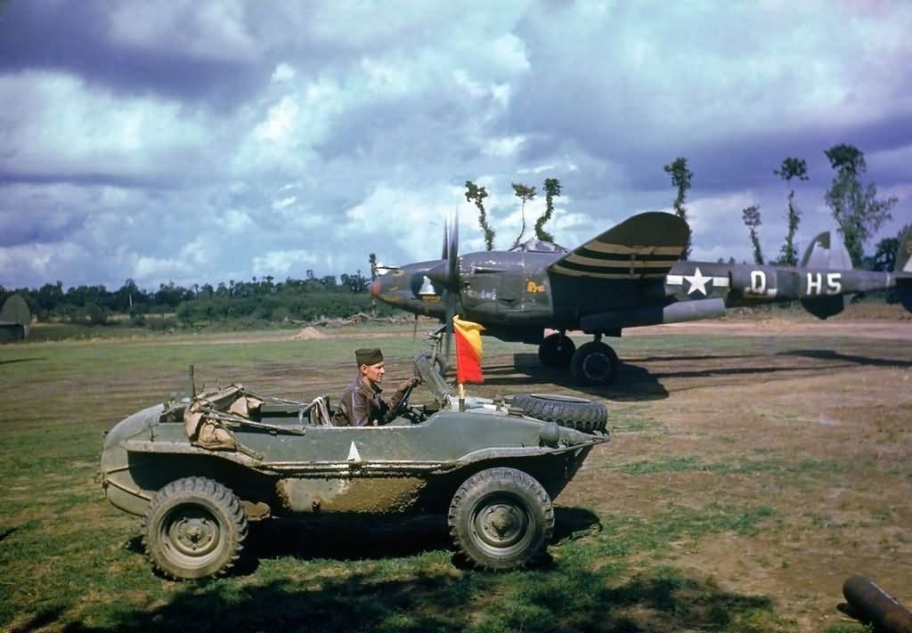 P-38_Lightning_H5-Q_392nd_FS_367th_FG_and_Schwimmagen_France_1944.jpg