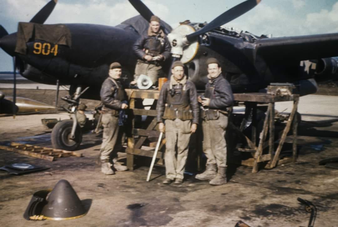 p38 mechanic  crew.jpg