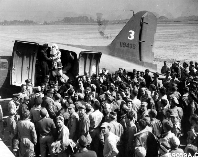 Santa Claus arrives at a 14th Air Force Base iChina.jpg