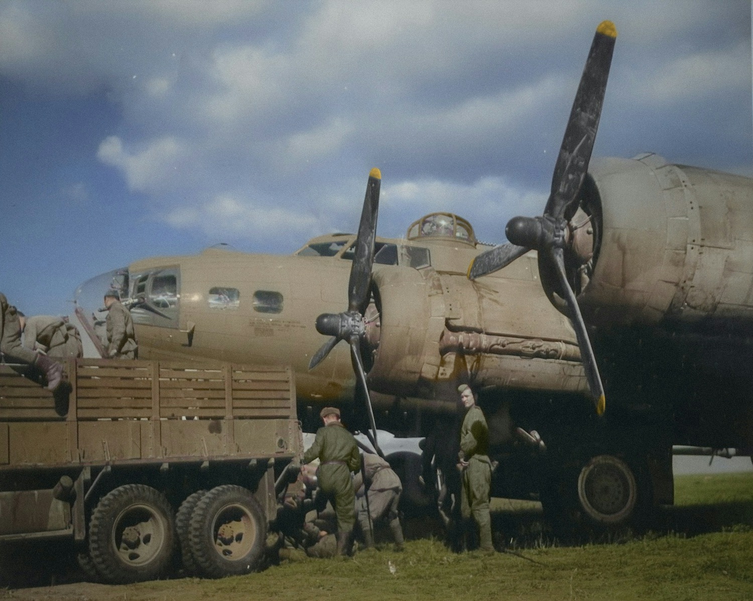 Soviet ground crew readying a B-17 for a raid.jpg