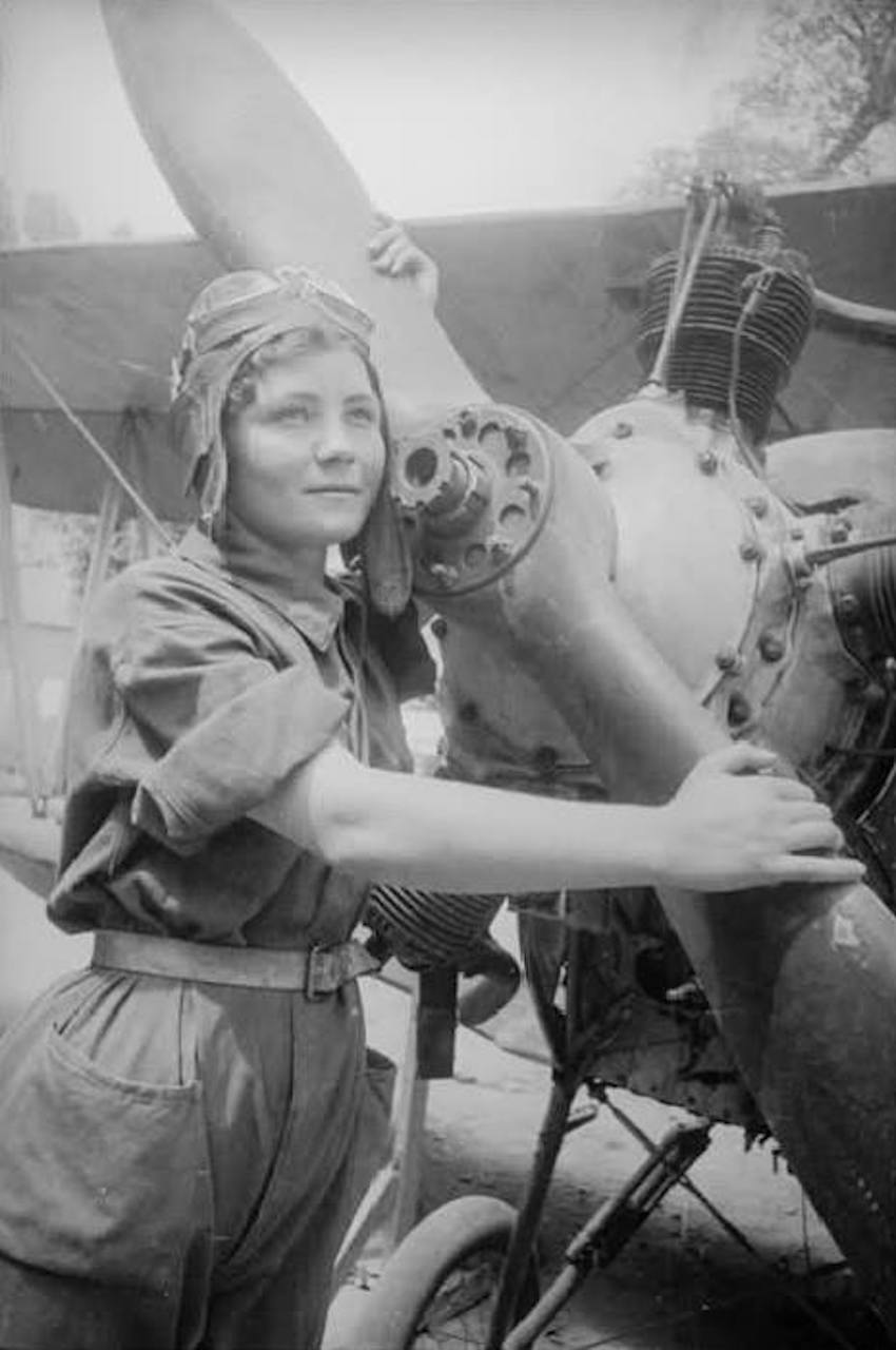 soviet-pilot-woman.jpg