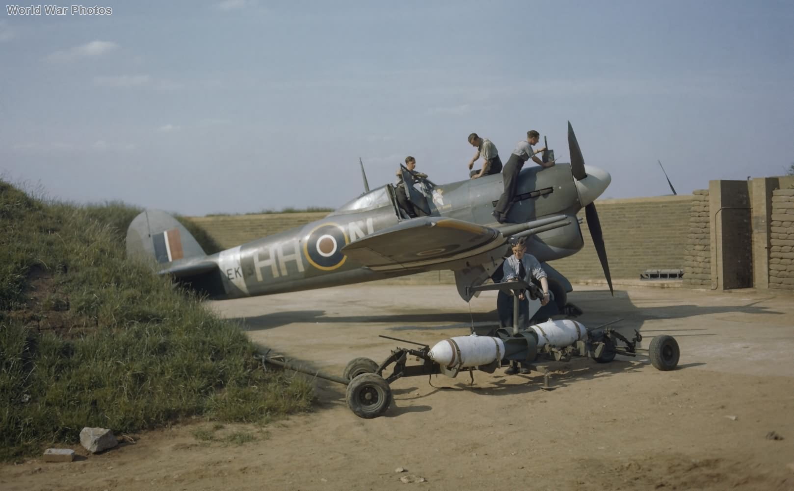 Typhoon_EK139_HH-N_Dirty_Dora_175_Colerne.jpg